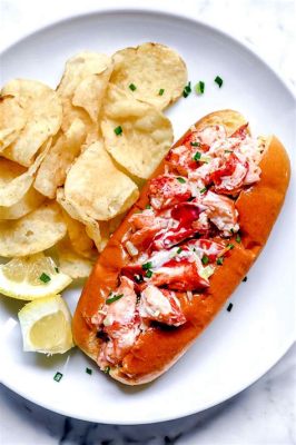  Lobster Roll - Uma Experiência Definitivamente Refrescante com Sabor Oceânico Intensificado por Maionese Cremosa e Pão Macio!