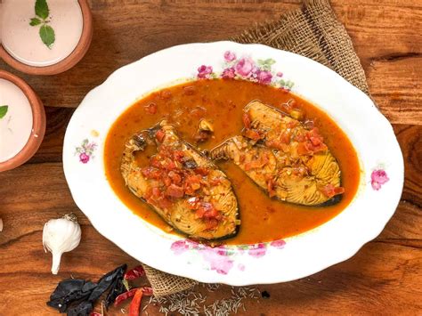  Malvani Fish Curry? A Symphony of Coastal Spices and Tangy Coconut Milk!