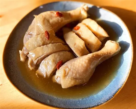  Shaoxing Drunken Chicken: Uma Sinfonia de Sabores Inusitados com um Toque Envolvente de Cerveja de Arroz!