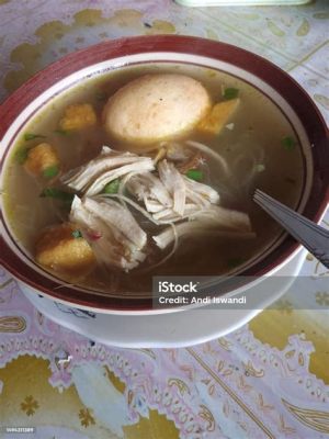  Soto Ayam: Uma Explosão de Sabores Picantes e Acalentadores Envolvendo Seu Paladar em um Caldo Cremoso!