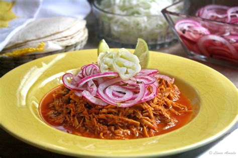  Cochinita Pibil: Uma Sinfonia de Sabores Azedos e Suaves em um Banho de Banana da Terra!