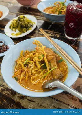  Khao Soi: Uma Sinfonia de Sabores Picantes e Aveludados em Chiang Mai!