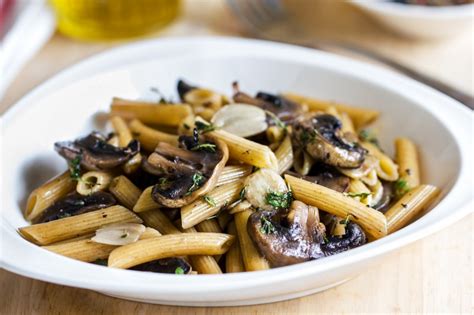  Macarrão com Molho de Cogumelos e Frango Assado: Uma Sinfonia de Sabores Picantes e Agradáveis?