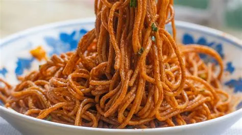  Shaozi Noodles: Uma Explosão de Sabores Picantes e Aromas Agradáveis da Cozinha Wuhai!