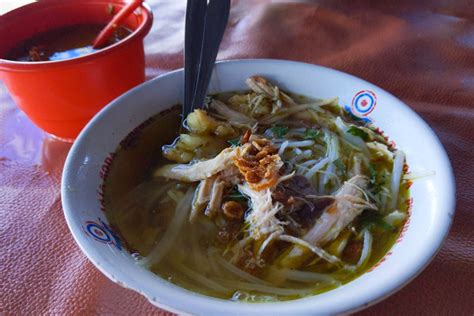   Soto Ayam! Um caldo aromático e picante que vai te transportar para as ruas de Yogyakarta.